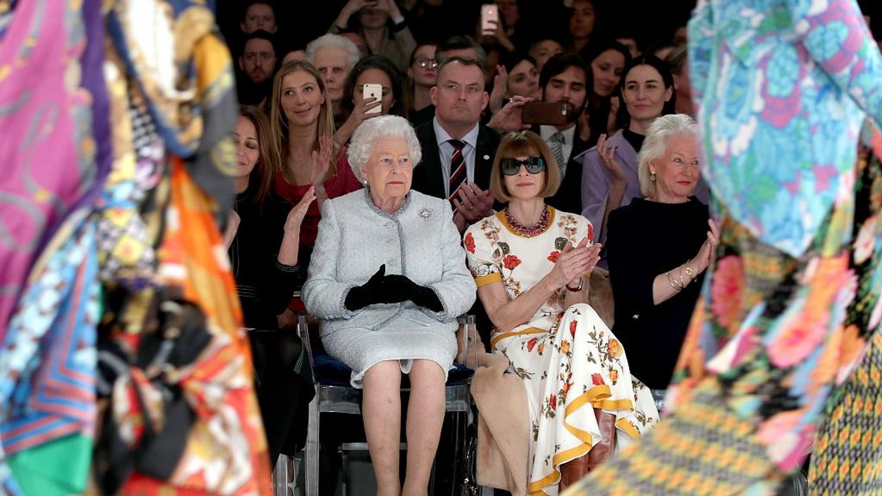 Zum 1. mal: queen besucht show der london fashion week