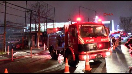 Otoparkta çıkan yangın araçlara sıçradı