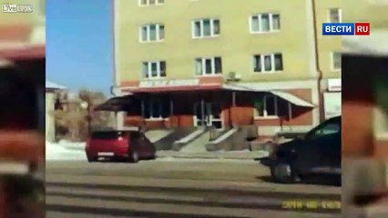 Скачать видео: Arrestation d'un conducteur par le pare-brise arrière d'une voiture en marche ! Ce policier russe est fou