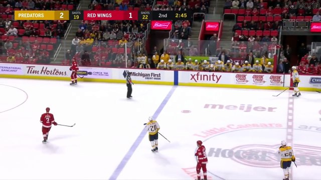 Frapper son entraîneur de Hockey en lançant le palet à un spectateur