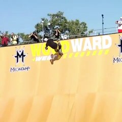 Skateboard : il se mange une grande rampe dans le bassin en atterrissant mal !