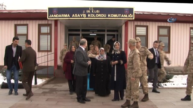 Bingöllü ve Vanlı kadınlar Mehmetçik için ördü