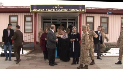 Bingöllü ve Vanlı kadınlar Mehmetçik için ördü