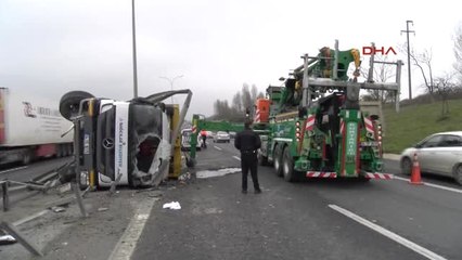 Tem'de Çöp Kamyonu Devrildi