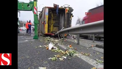 TEM�de feci kaza... Çöp kamyonu devrildi