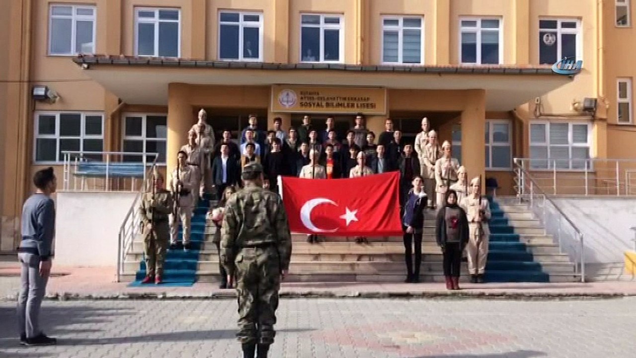 Asker kıyafeti giyip Türk bayrağı açan öğrenciler, komando yemini etti