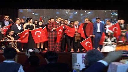 Obeziteye dikkat çekmek için albüm yaptı, tanıtım gecesinde sanatçılara toprak ikram etti