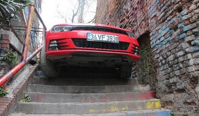 Otomobille merdivenlerden inmeye çalıştı, asılı kaldı