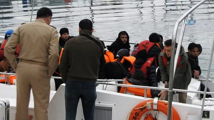 Aynı botta 9 farklı ülkeden göçmen...Çeşme'de 55 kaçak göçmen yakalandı