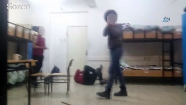 Darp ettikleri öğrenciyi cep telefonuna çektiler