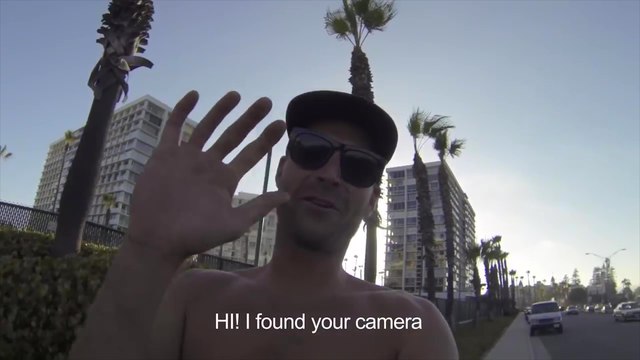 Un motard fait tomber sa GoPro en partant mais il tombe sur un passant honnête