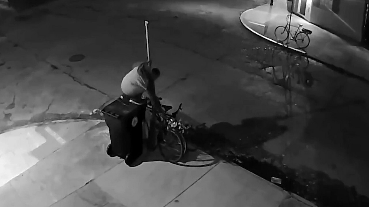 Un voleur met plus de 15 minutes à voler un vélo dans la rue