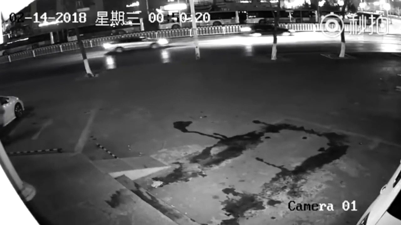 Un cambrioleur assomme son complice sans faire exprès en plein cambriolage en lançant une brique sur la vitrine d'un magasin