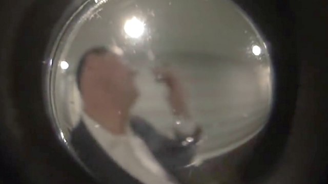 Un inconnu veut entrer dans sa chambre d'hôtel en pleine nuit