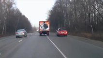 Quand deux voitures doublent en même temps un camion ça se termine mal