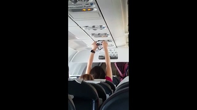 Découvrez les images d'une femme très culottée qui n'hésite pas à sécher sa petite culotte devant tout le monde grâce aux sorties d'air d'un avion en plein vol