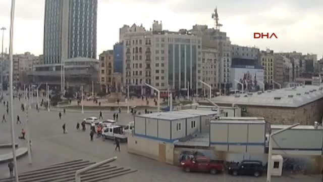 Taksim Meydanı'nda Kendini Yaktı
