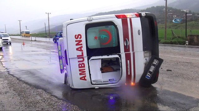 Ambulans görev dönüşünde kaza yaptı: 2 yaralı