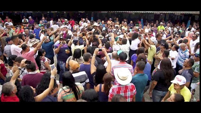 ROBÉRIO E SEUS TECLADOS - ELA NÃO LARGA EU