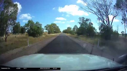 Un automobiliste fait l'erreur de doubler un camion alors qu'il n'y a qu'une seule voie