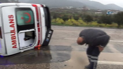 Ambulans görev dönüşünde kaza yaptı: 2 yaralı