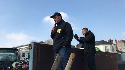 À Nantes, une soixantaine de tracteurs ont campé devant la préfecture