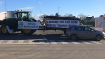 Les agriculteurs bloquent la zone de livraison de marchandises