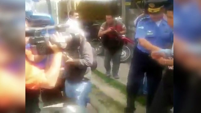 El detenido más ágil: patada voladora directa al cámara