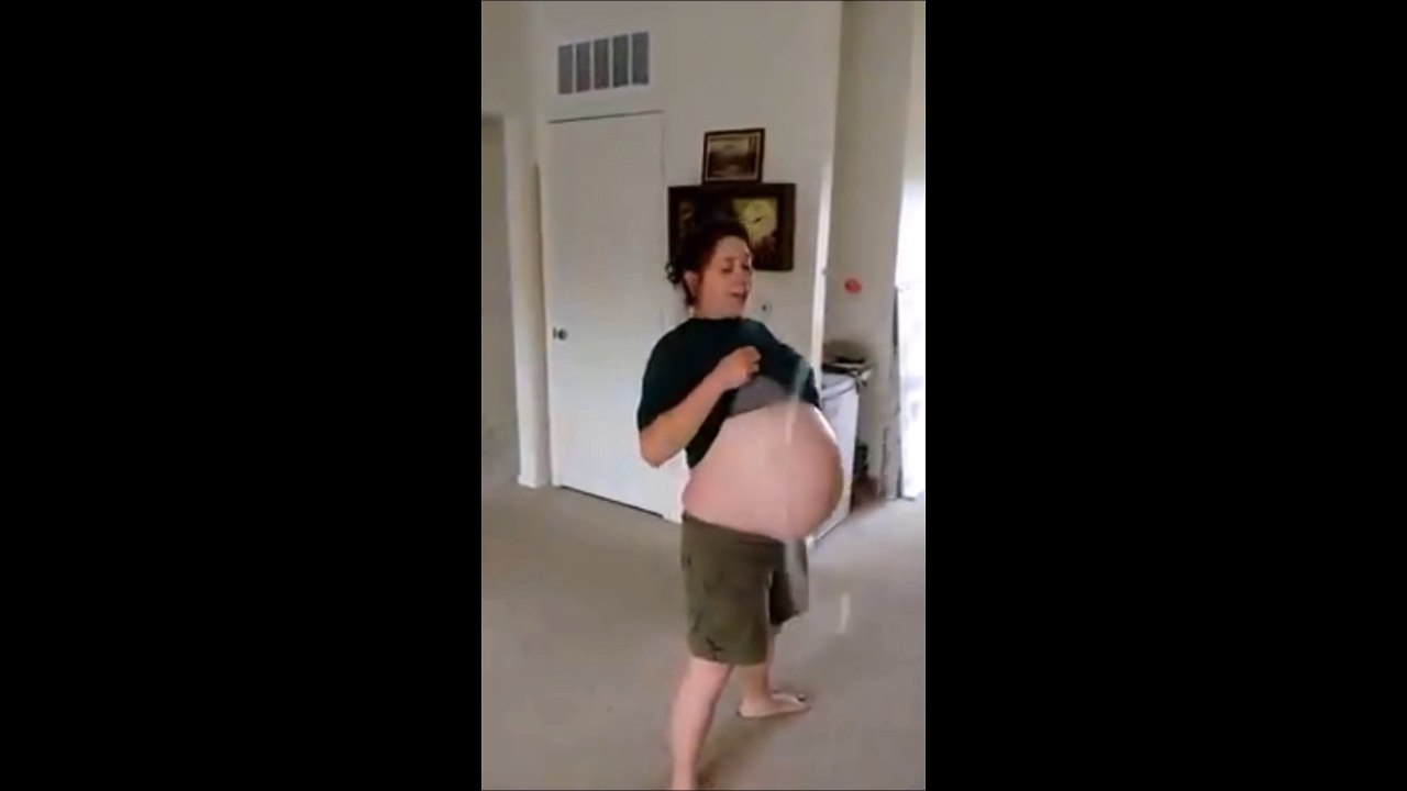 Une femme enceinte fait du hula hoop avec son ventre
