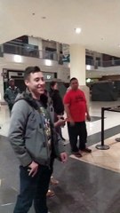 LOL : deux jeunes se déguisent en un homme géant pour ne payer qu’un seul ticket de cinéma