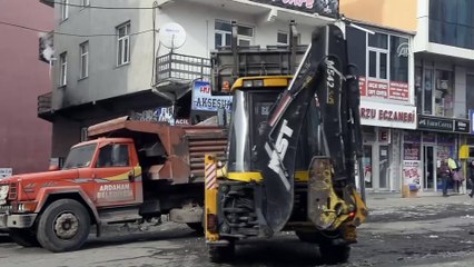 Ardahan'da şehir içinde biriken karlar kaldırılıyor