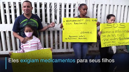 Acorrentados exigem remédios para filhos na Venezuela