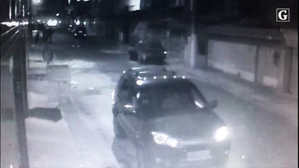 Câmera flagra momento em que assaltante atira em motorista