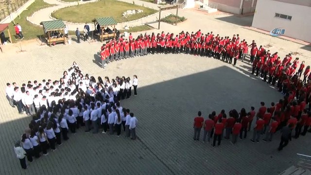 Sarıgöl’de öğrencilerden ay-yıldızlı koreografi