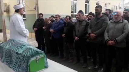 Böbrek yetmezliği çeken 2 buçuk aylık minik Hafsa Nur'un cenazesini babası taşıdı
