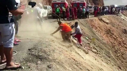 Al menos 35 muertos al caer un autobús a un abismo en Perú