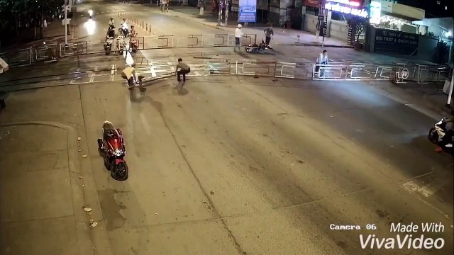 Ce motard se prend une barrière de passage à niveau en pleine face... Douloureux