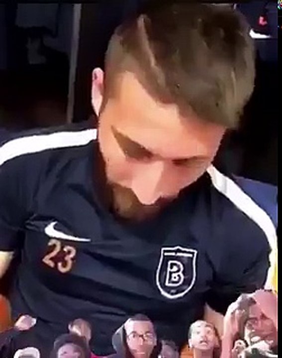 Arda Turan, antrenman öncesi “Ölümüne Beşiktaş” bestesini söylüyor. 