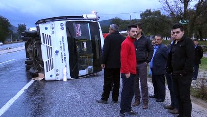 Islak yolda kayan midibüs devrildi: 5 yaralı