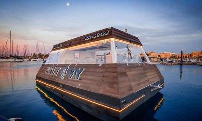 دبي تبنيه وسط المياه ... أول مطبخ عائم في العالم