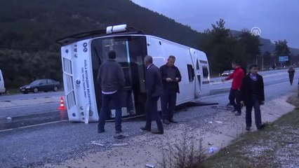 Muğla'da Yolcu Midibüsü Devrildi: 5 Yaralı