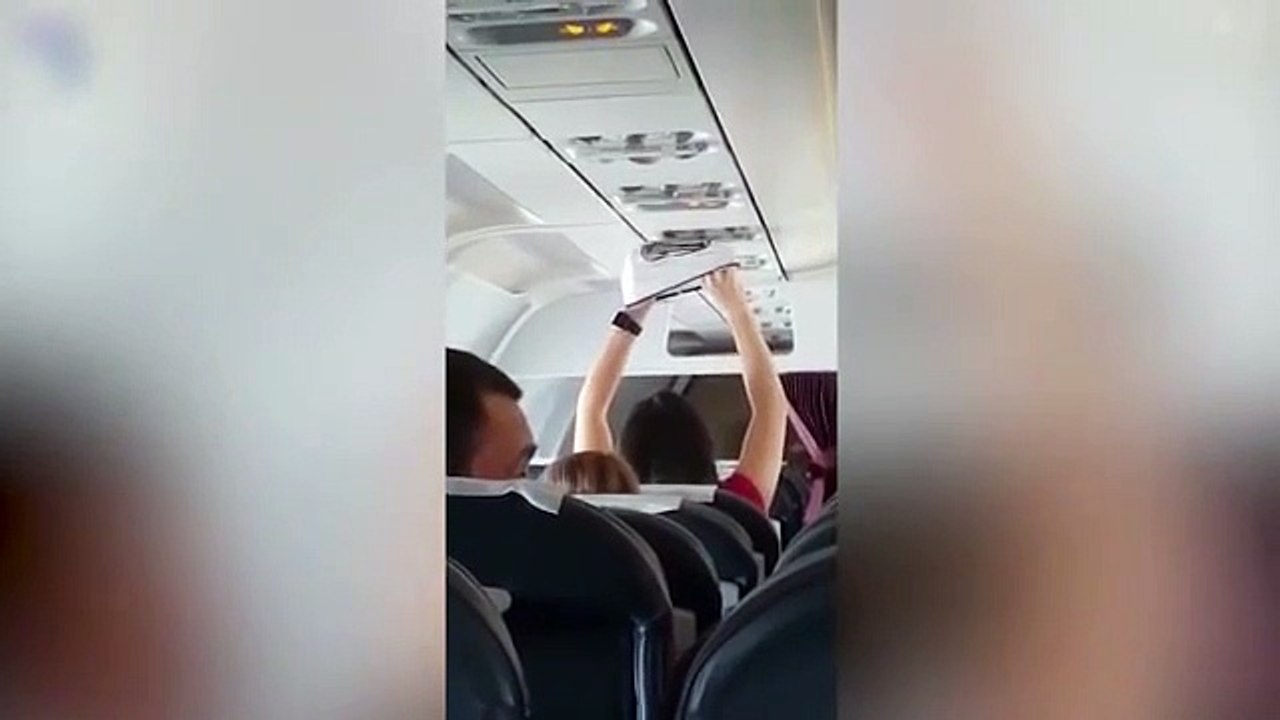 Une femme sèche sa culotte dans l'avion.