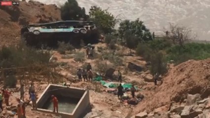 Al menos 43 muertos tras la caída de autobús a un abismo en el sur de Perú