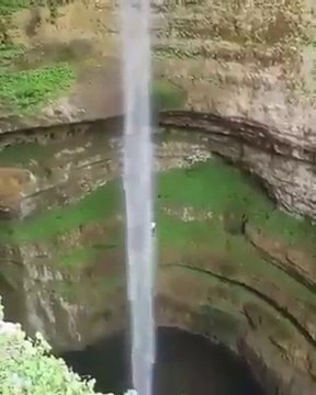 Vertigineux, il saute du haut de cette falaise le long d'une chute d'eau magnifique