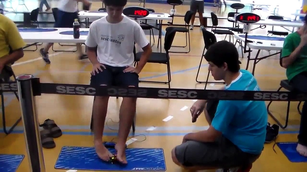 27,17 s Gabriel Pereira Campanha Record du monde 3x3x3 avec les pieds - 05-06_04_2014 - YouTube