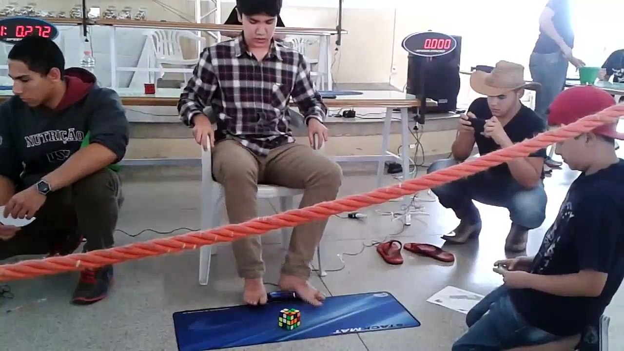 25,14 s Gabriel Pereira Campanha Record du monde 3x3x3 avec les pieds - 16-18_08_2014 - YouTube