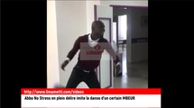Aba No stress en plein délire imite la danse du lutteur....