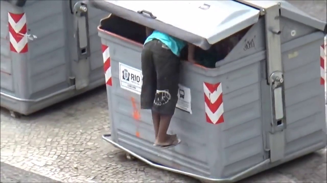 Ce gars se fait avaler par une poubelle...