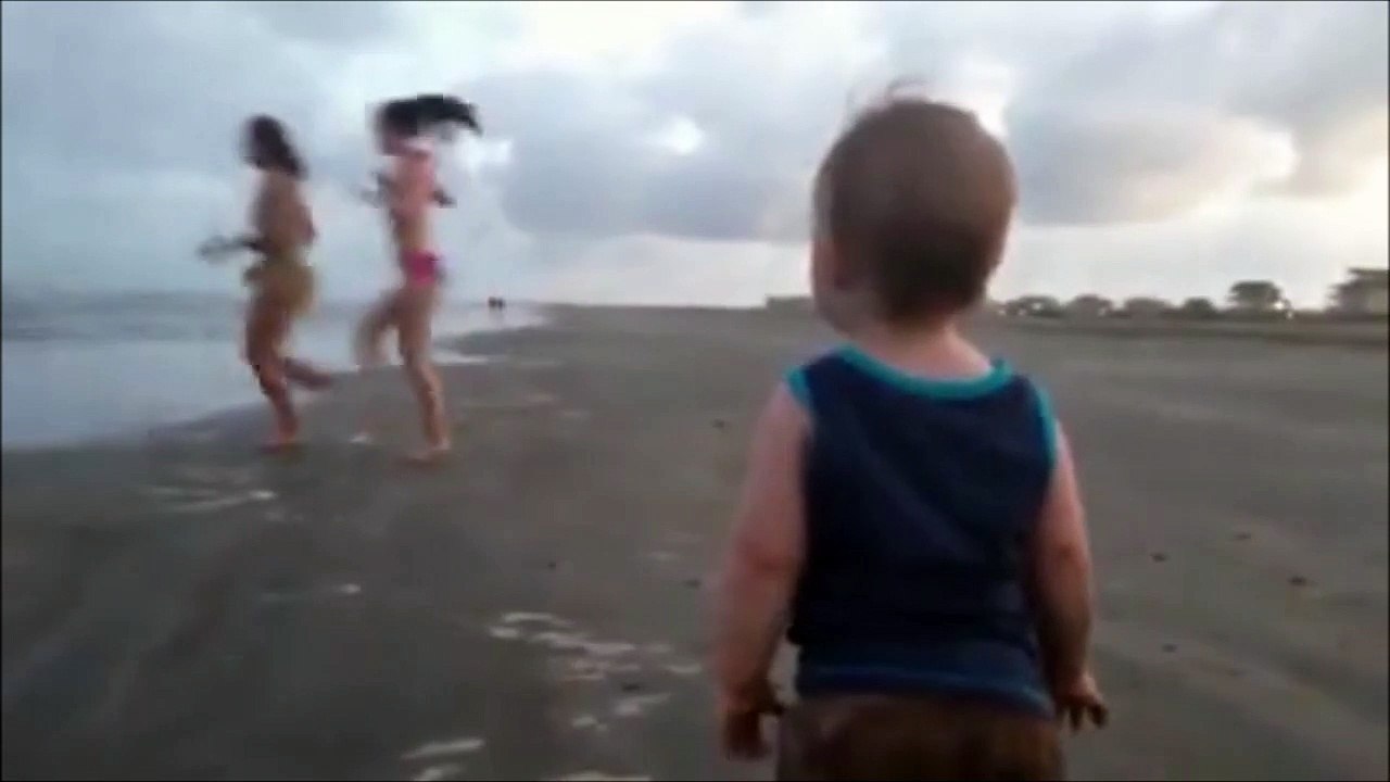 Quand tu vois des jolies filles passer en bikini sur la plage...