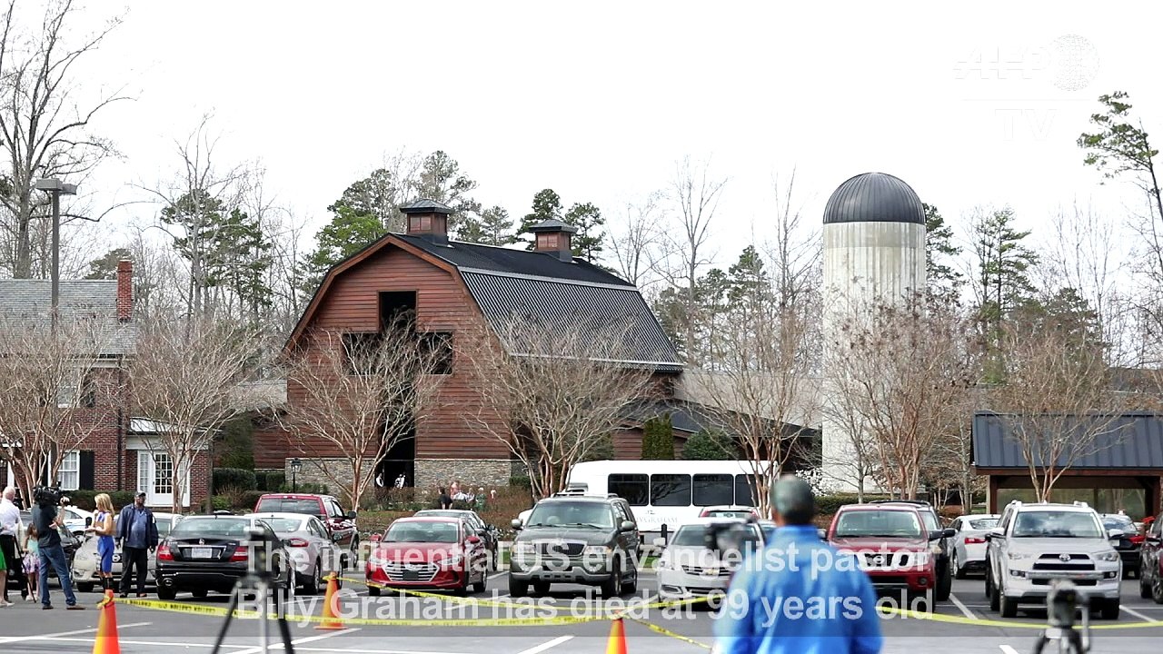 Mourners pay respects to late Reverend Billy Gr...